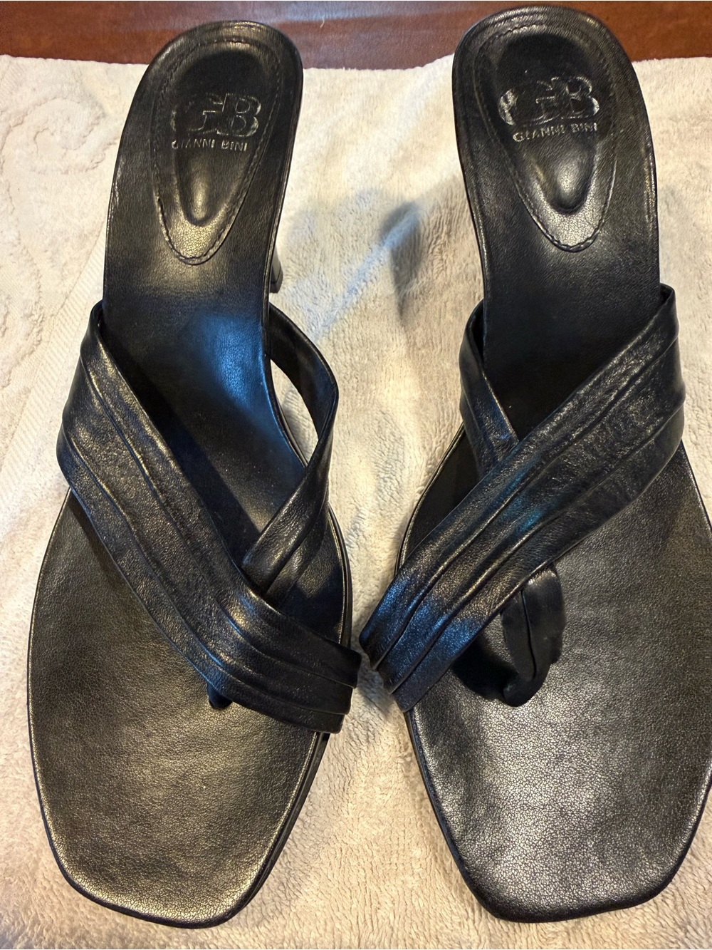 Gianni Bini Women’s Black Toe-loop Slip-On Heeled Sandals